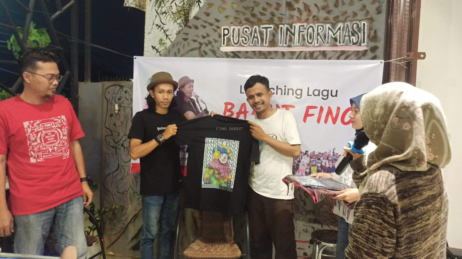 Fino Badut Dan HMR Berbagi Kebahagiaan Bersama Korban Banjir Bandang Cigudeg