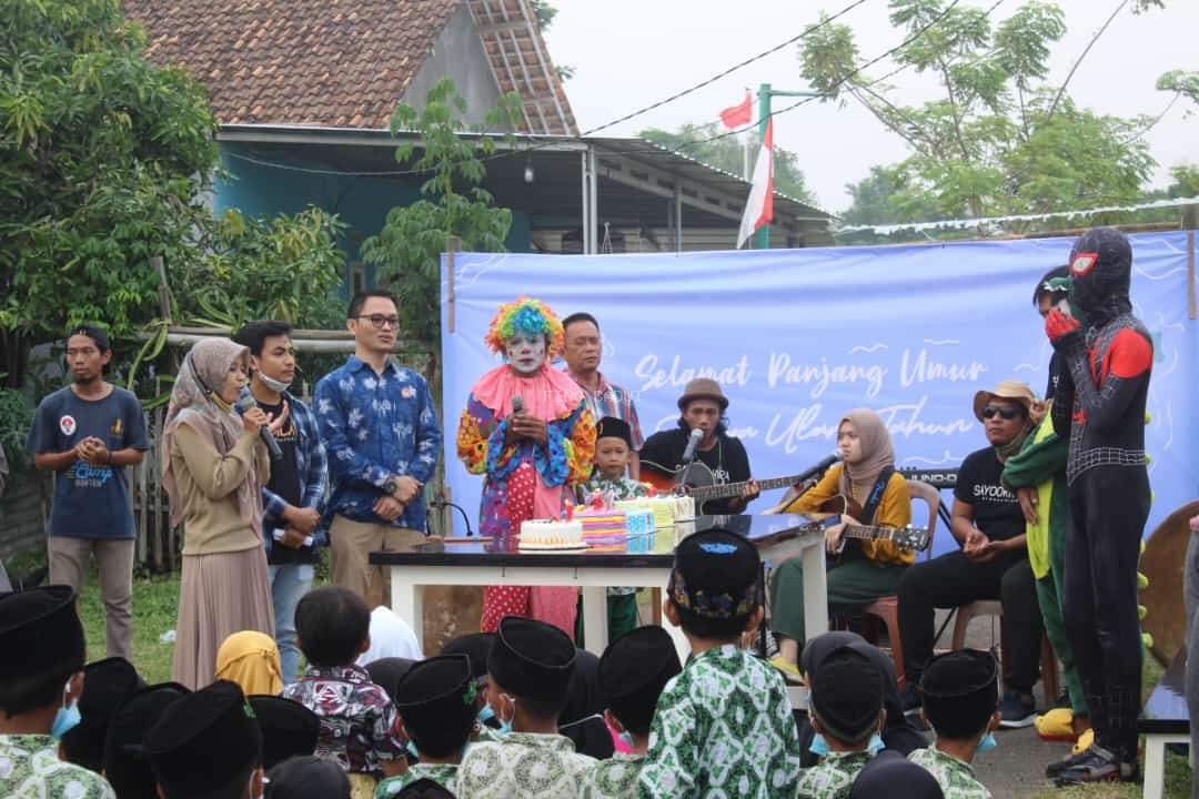 HUT Banten ke-21, Badut Fino Berbagi Keceriaan Bersama Anak-anak di Perpustakaan Pekijing