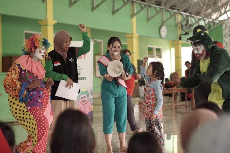 Putri Pariwisata Banten dan Komunitas Fino Badut Hibur Anak-Anak Penyintas Banjir Bandang Lebak
