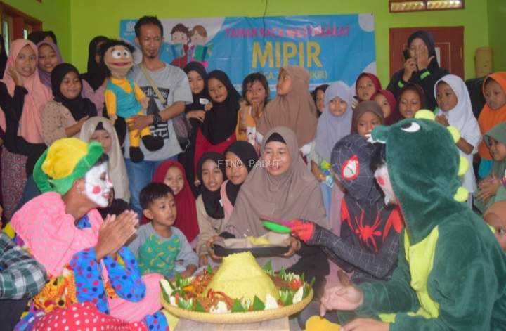 Konsisten 5 Tahun Berbagi Keceriaan, Fino Badut Gelar Syukuran di Pelosok Banten