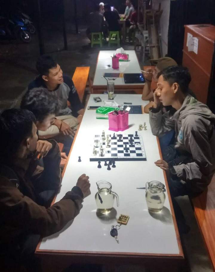 Bencana, Beasiswa, dan Badut